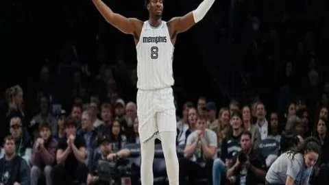 《申花铁卫吴曦续约在即，转会市场炙手可热，经纪人曝独家内幕！》